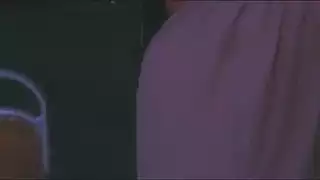 جماع استعراضي: أخذ تلك المؤخرة الكبيرة في مكان مزدحم