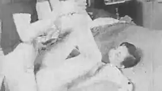 توم المتلصص يملأ فمها في المطبخ