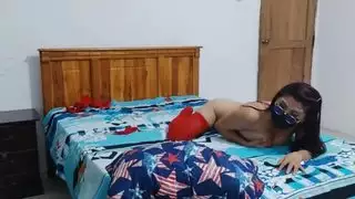 إباحية الملابس الداخلية الحمراء: مؤخرة الفتاة العربية تنتظر قضيبًا كبيرًا