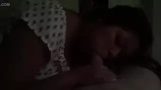 مراهقة آسيوية قذرة تبتلع حمولتين في جلسة جنس فوضوية على الأرض