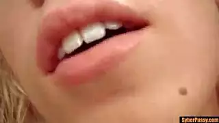 نجمة البورن الشقراء ليلي كارتر تمتص حلماتها الصلبة أثناء جنس عنيف