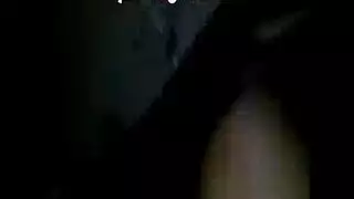 عاهرة سمراء تخدم قضيبًا قاسيًا في مشهد خيال عام