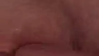 جميلة سمراء تتعمق في قضيب الرجل المقرن بينما تنتظره صديقته لدورها