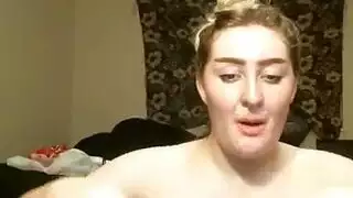 شقراء تأخذ حمولة ضخمة من المني على وجهها