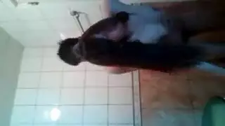 امرأة سمراء طازجة في بلوزة ساتان وأحذية سوداء مع الكعب العالي، آغست آميس يحب الحصول على مارس الجنس