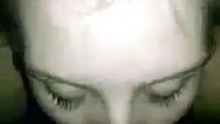 الجار يضاجع شقراء الكلية ذات الصدر الكبير بينما يتجسس صديقها الديوث