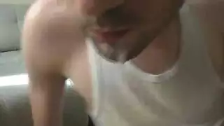 يضرب مهبلها الجشع ثم يرسم وجهها بالسائل المنوي