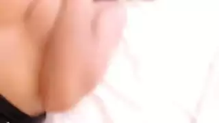 سمراء منفردا الكعب العالي