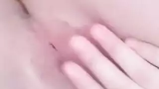 فتات كوريو عارية تستعرض جسمها