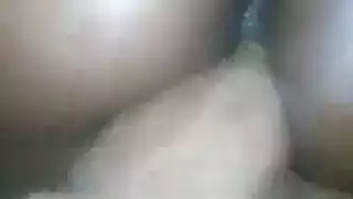 تقوم بحك كسها بألة