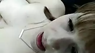 فتاة حارة بحلمات طويلة وفرج ضيق حلو تستمني بدمية